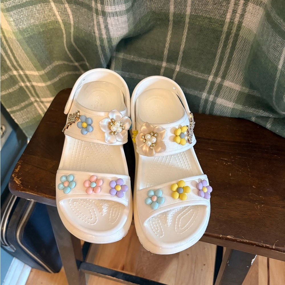 CROCS mega crush Sandals with Accents! So cute!! Size 7